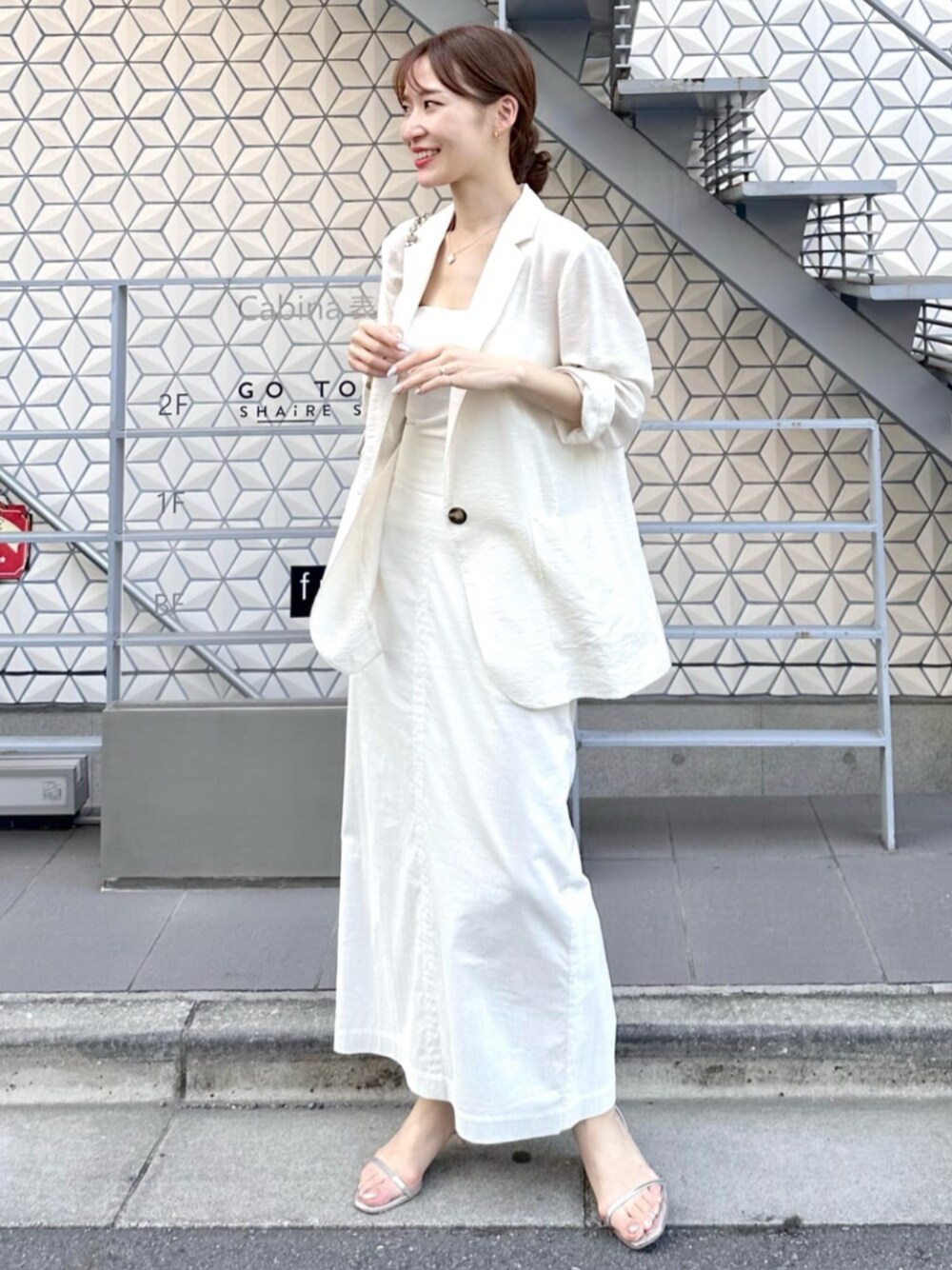 「La boutique BonBonのシアーライトジャケット（テーラードジャケット、ホワイト系）」を使った、La boutique BonBonさん（レディース・153cm）の夏コーディネートの1枚目の写真