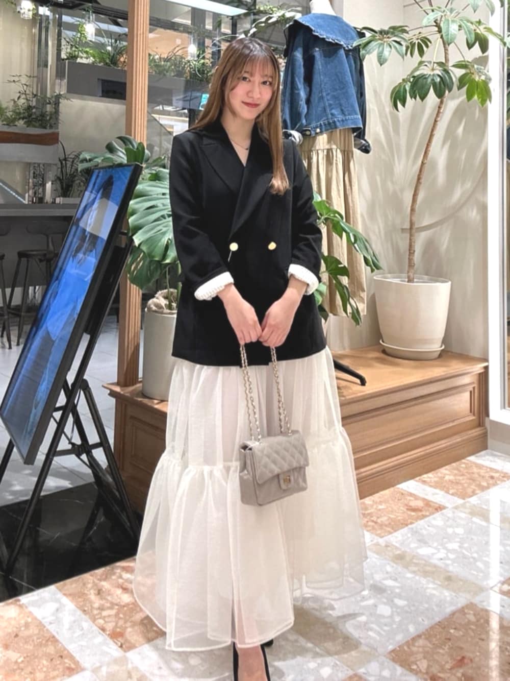 「ジャケット、スカート」｜「La boutique BonBonのメタル釦ダブルジャケット（テーラードジャケット、ブラック系）」を使った、La boutique BonBonさん（レディース・159cm）の秋コーディネートの1枚目の写真