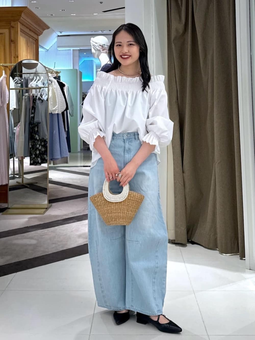 「デニム、夏ルックで気分アップ、休日スタイル、お出かけコーデ、夏コーデ、大人かわいい、パンツコーデ、夏、夏物、トップス、フェミニンコーデ、大人ガーリー、ブラウスコーデ、ホワイトコーデ」｜「La boutique BonBonの【ご好評につき復刻】パールハンドルバスケットL（かごバッグ、ベージュ系）」を使った、La boutique BonBonさん（骨格ナチュラル・レディース・165cm）の夏コーディネートの1枚目の写真