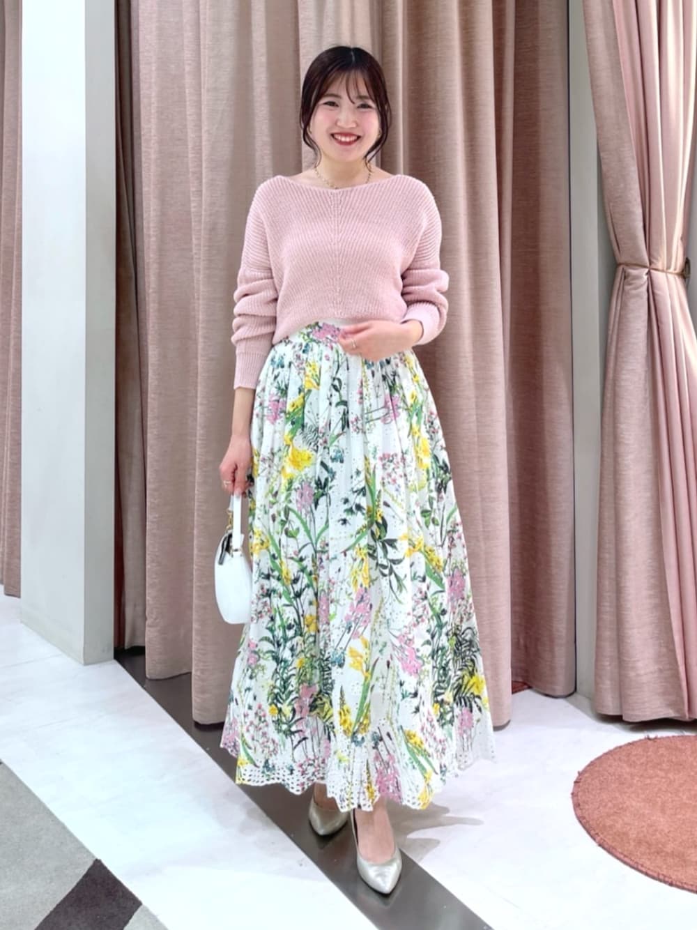 エンブロイダリーフラワープリントスカートを使った人気ファッション
