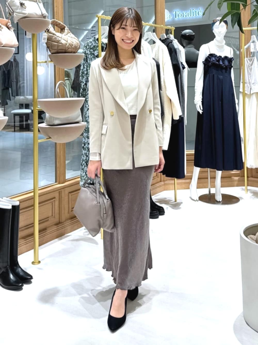 「冬コーデ、ジャケット」｜「La boutique BonBonのきらきらサテンロングナロースカート（スカート、ブラウン系）」を使った、La boutique BonBonさん（レディース・161cm）の冬コーディネートの1枚目の写真