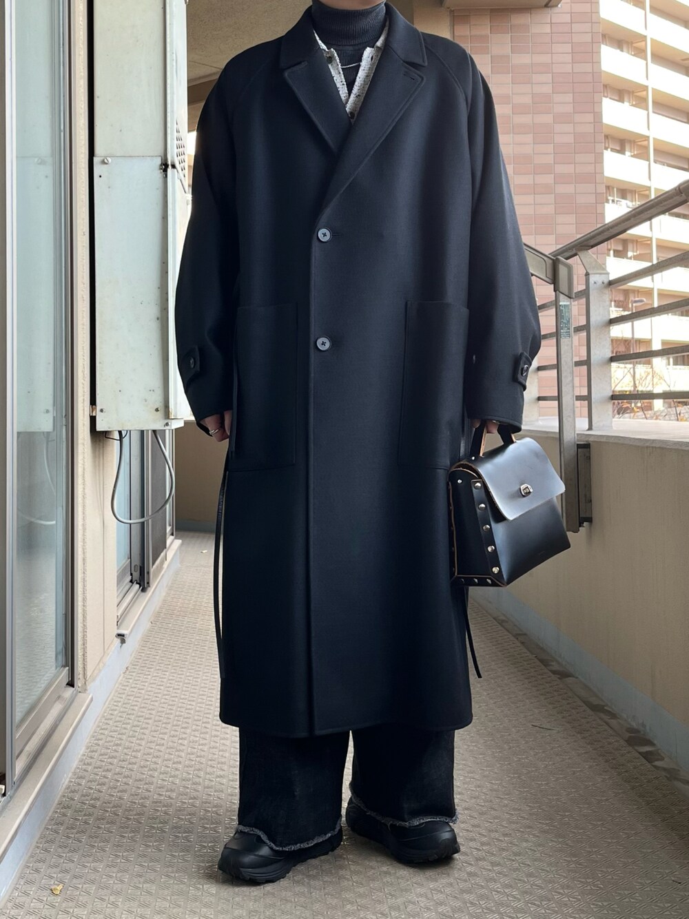 「冬コーデ、クリスマスに着たい服、シンプルスタイル、メンズファッション、きれいめカジュアル、モノトーンコーデ、コート、ロングコート、デニム、デニムパンツ、ワイドデニム、スニーカー、タートルネック」｜「OAOのアイテム（スニーカー、ブラック系）」を使った、maさん（メンズ・167cm）の冬コーディネートの1枚目の写真
