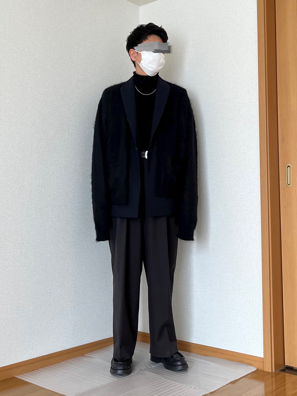 「ジャケット、カーディガン、モノトーン、モノトーンコーデ、タックイン、ワイドパンツ、革靴、大人コーデ、キレイめ、きれいめカジュアル、春ファッション、低身長、低身長男子、低身長コーデ、春のおしゃ見えテクニック」｜「interimのアイテム（カーディガン/ボレロ、ブラック系）」を使った、maさん（メンズ・167cm）の春コーディネートの1枚目の写真