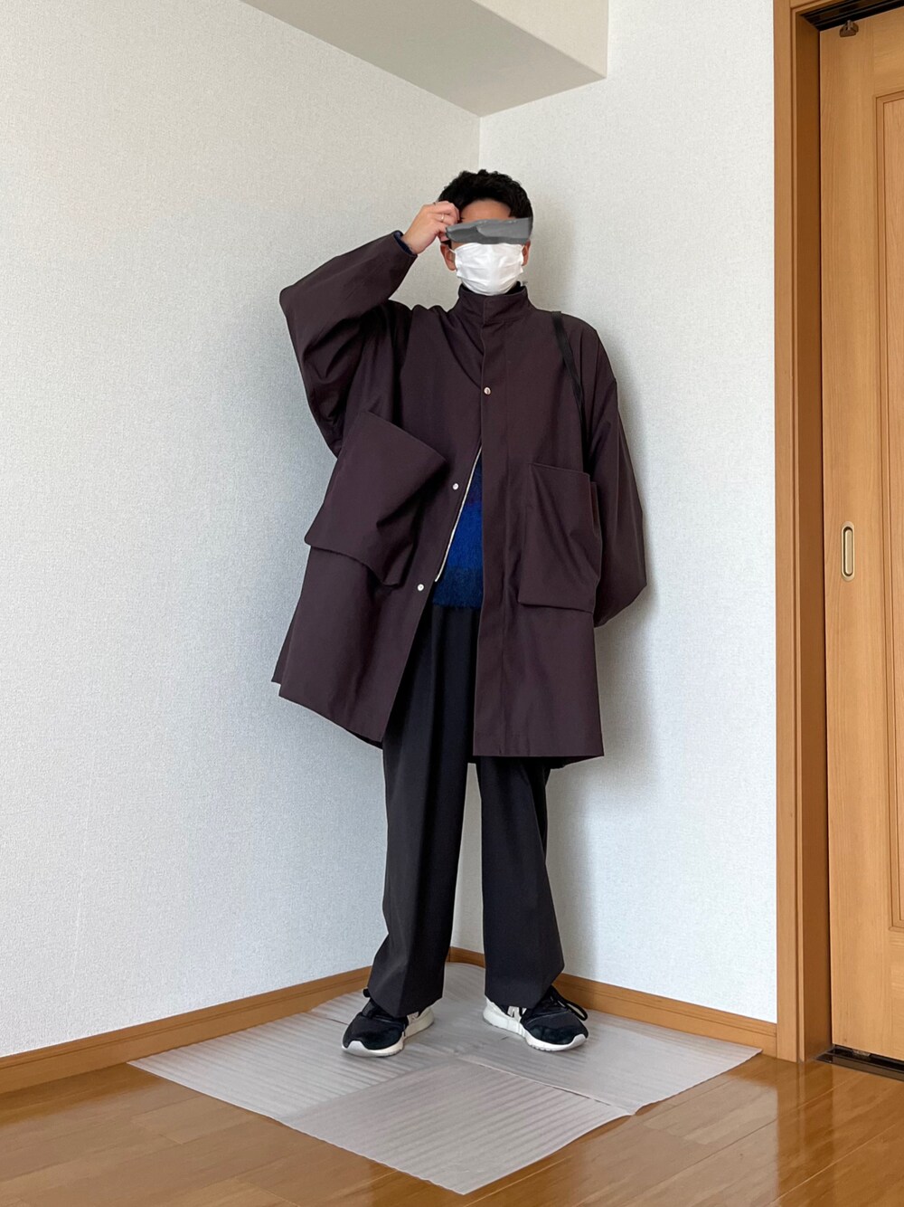 「春アウター、スタンドカラー、ニット、グラデーション、グラデーションニット、スラックス、スニーカー、キレイめ、きれいめカジュアル、大人コーデ、春コーデ、スニーカーコーデ、春のおしゃ見えテクニック」｜「NEW BALANCEのアイテム（スニーカー、ブラック系）」を使った、maさん（メンズ・167cm）の春コーディネートの1枚目の写真
