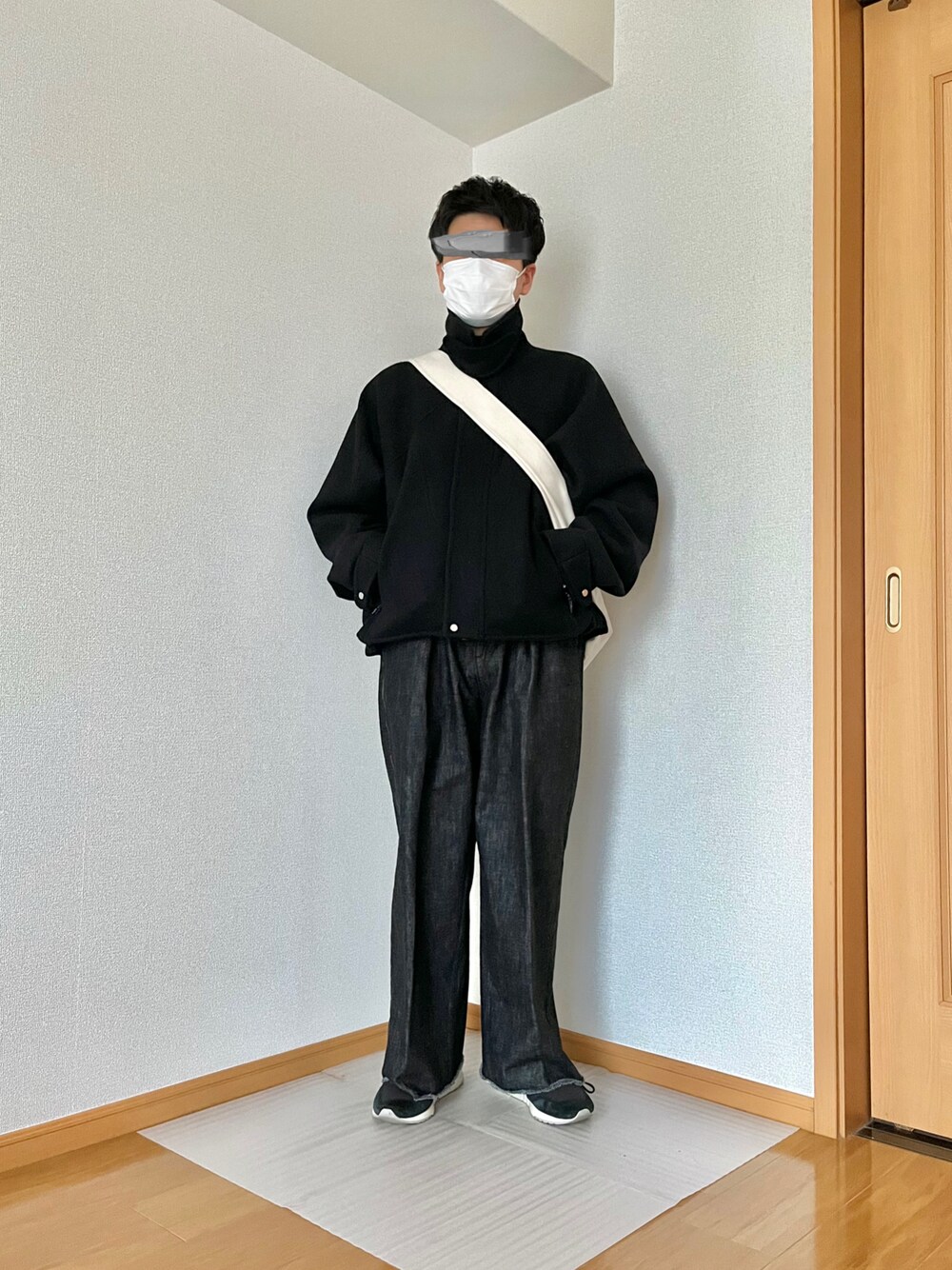 「シンプルスタイル、カジュアルコーデ、ブラックコーデ、デニム、デニムパンツ、スニーカーコーデ、オーバーサイズ、ショルダーバッグ、ワイドパンツ、おでかけコーデ、低身長男子、大人カジュアル」｜「sabyの【saby/サバイ】TUCK BAGGY- LEE×saby（デニムパンツ、ブラック系）」を使った、maさん（メンズ・167cm）の冬コーディネートの1枚目の写真