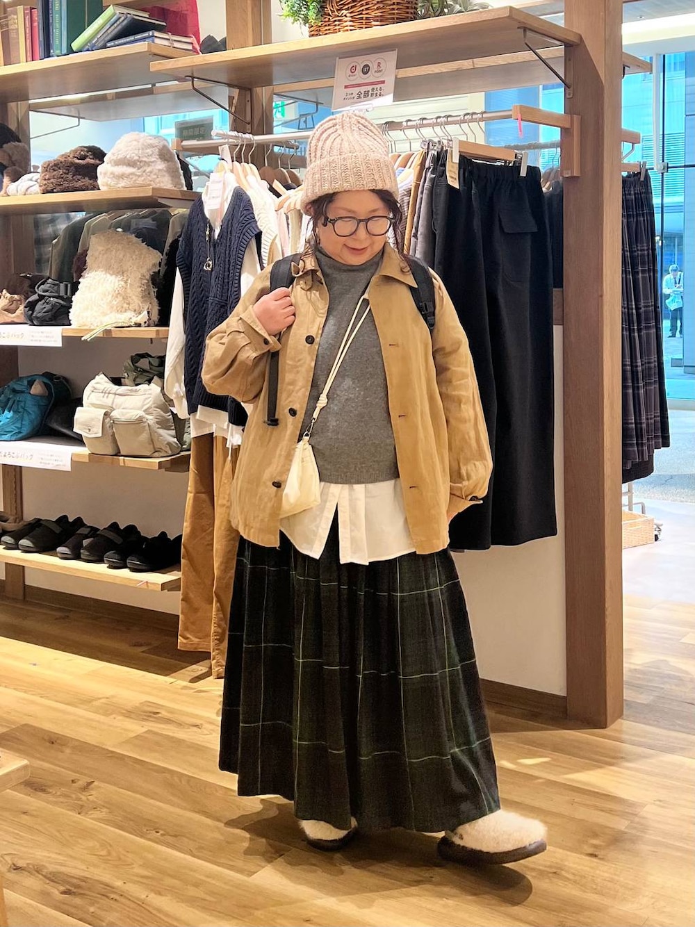 ブラック系のバックパック/リュック、ホワイト系のシャツ/ブラウス、その他のサンダルを着用したレディースの秋コーディネートの1枚目の写真