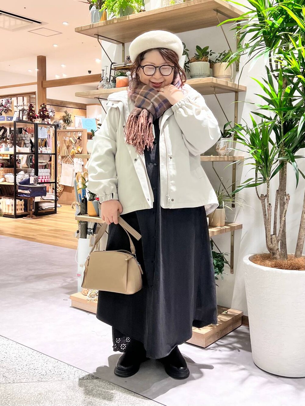 ブラック系のその他パンツ、グレー系のショルダーバッグ、ベージュ系のマウンテンパーカーを着用したレディースの冬コーディネートの1枚目の写真