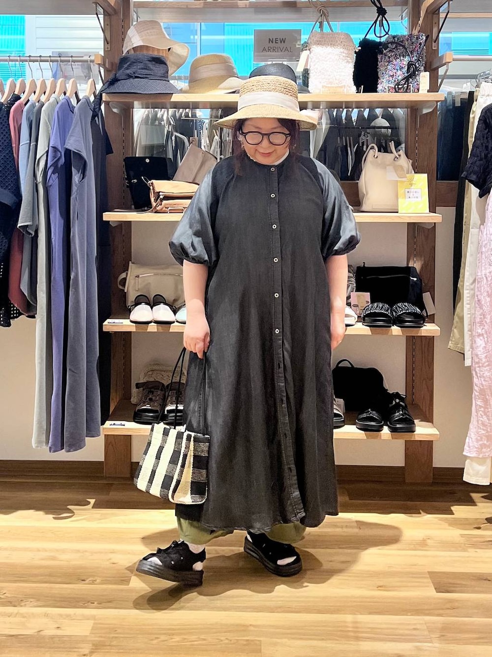 ブラック系のサンダル、グリーン系のその他パンツ、ブラック系のワンピースを着用したレディースの夏コーディネートの1枚目の写真