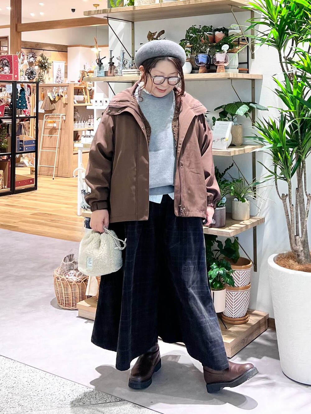 「ゆったり、体型カバー、ナチュラル、楽ちんコーデ、クリップスタッフ_studio CLIP、ベーシック/シンプル、ショルダーバッグ、studio CLIP、ベレー帽、アウター、kazumiコラボ_studio CLIP、ニット、ブラウス、ワイドパンツ、秋コーデ」｜「studio CLIPの【3シーズンシリーズ】シングルガーゼ襟フリルブラウス（シャツ/ブラウス、ホワイト系）」を使った、nan3733さん（レディース・155cm）の秋コーディネートの1枚目の写真