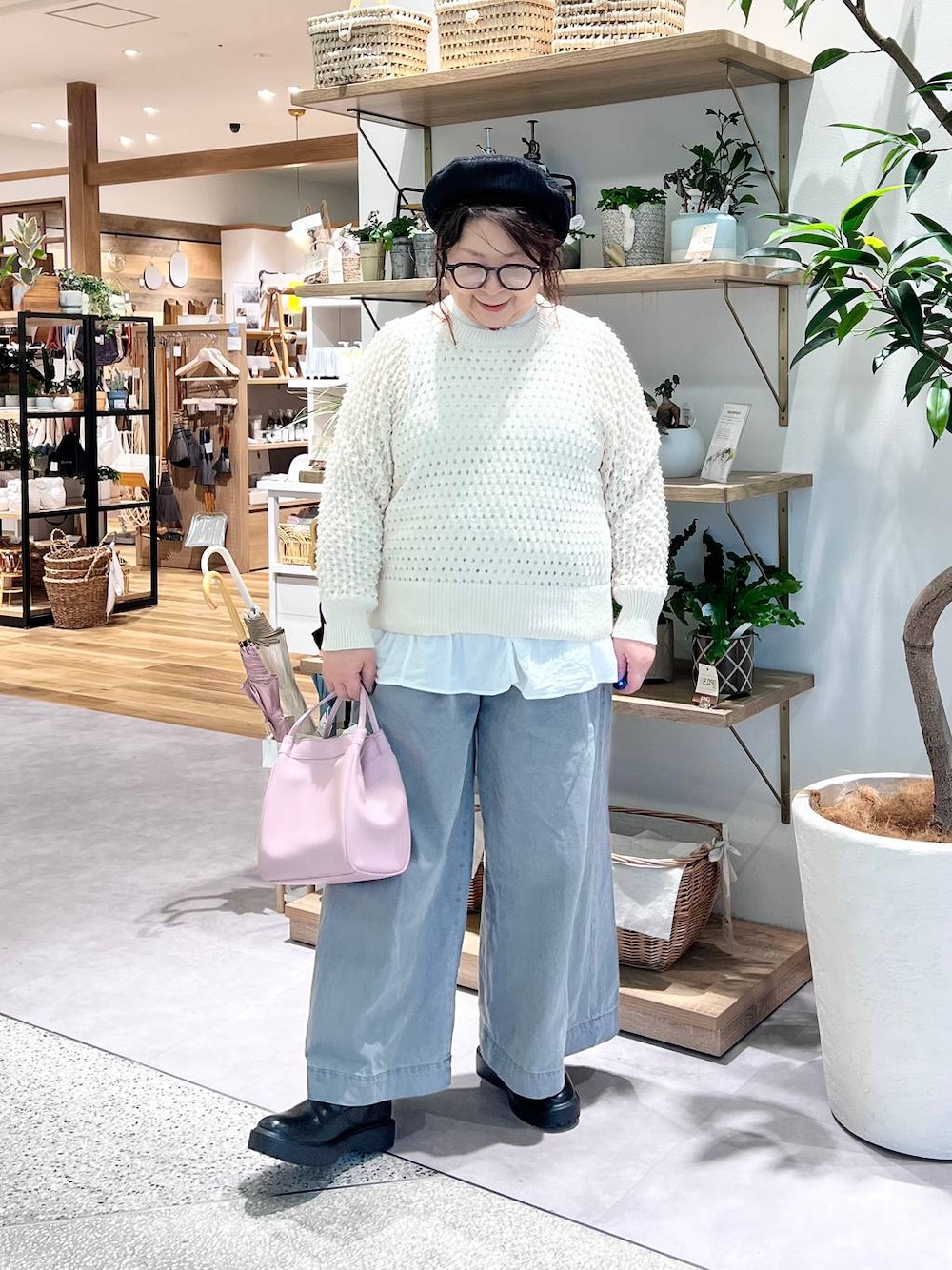 ホワイト系のTシャツ/カットソー、ブラック系のブーツ、ホワイト系のシャツ/ブラウスを着用したレディースの春コーディネートの1枚目の写真