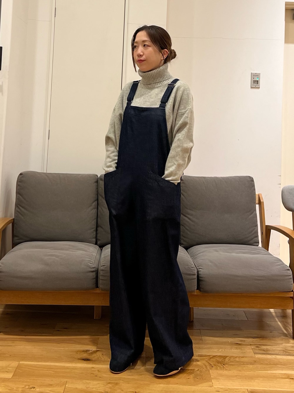 「冬アウター、休日スタイル、冬のコーデ、シンプルスタイル、今日のコーデ、大人女子、おでかけコーデ、デニムコーデ、オトナ女子、かぐれ、サロペット、スタンドカラーコート、40代ファッション、ママコーデ」｜「かぐれのタートルチュニックニット（ニット/セーター、グレー系）」を使った、りょーこさん（レディース・163cm）の冬コーディネートの1枚目の写真
