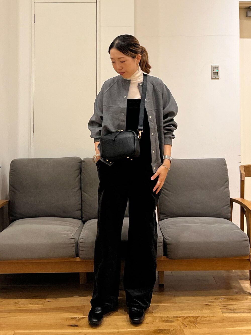 「秋っぽコーデ更新中、サロペット、コーデュロイ、ローファー、ママコーデ、40代ファッション、骨格ウェーブ、アウター、グレー」｜「FORK&SPOONのFORK&SPOON　ダンボールクルーネックカーディガン（Tシャツ/カットソー、グレー系）」を使った、りょーこさん（レディース・163cm）の秋コーディネートの1枚目の写真