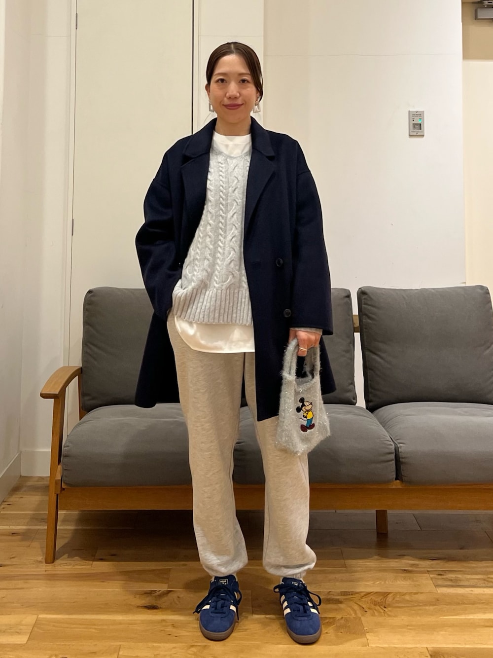 「レイヤードスタイル、スニーカーコーデ、スウェットパンツ、ミッキー、adidas、アーバンリサーチドアーズ、大人女子、ゆるコーデ、ニットコーデ、オトナカジュアル、40代ファッション、ママコーデ」｜「URBAN RESEARCH DOORSのウールリバーテーラードコート（その他アウター、ブルー系）」を使った、りょーこさん（レディース・163cm）の秋コーディネートの1枚目の写真