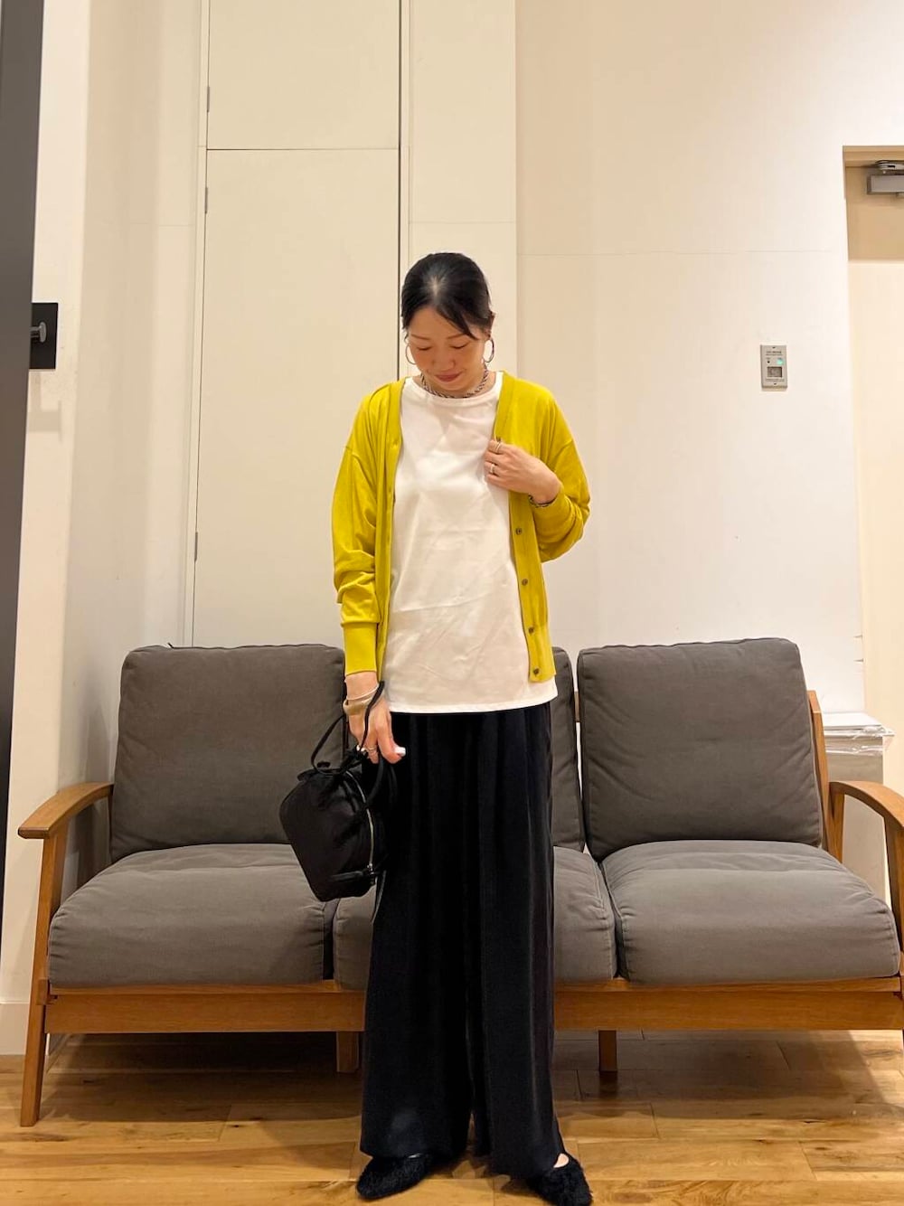 「大人カジュアル、urbanresearchdoors、ママコーデ、かぐれ、アーバンリサーチドアーズ、newarrival、サンダルコーデ、40代、旅行コーデ、紫外線対策、骨格ウェーブ、きれいめ派のtシャツコーデ、骨格ウェーブ×パンツ、doorsスタッフ夏のイチオシ」｜「URBAN RESEARCH DOORSのインナーノースリーブプルオーバー（Tシャツ/カットソー、ホワイト系）」を使った、りょーこさん（レディース・163cm）の夏コーディネートの1枚目の写真