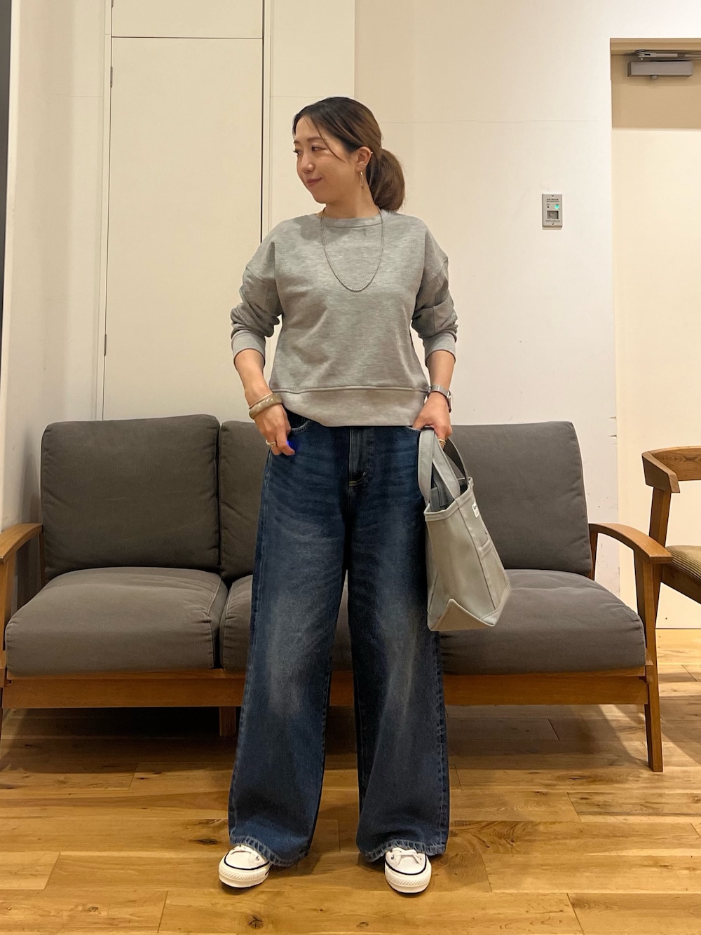 「ラメトップス、バギーデニム、デニムバギーパンツ、デニム、スウェット、converse、orcival、40代ファッション、ママコーデ、大人カジュアル」｜「URBAN RESEARCH DOORSのコンパクトラメスウェット（スウェット、グレー系）」を使った、りょーこさん（レディース・163cm）の秋コーディネートの1枚目の写真