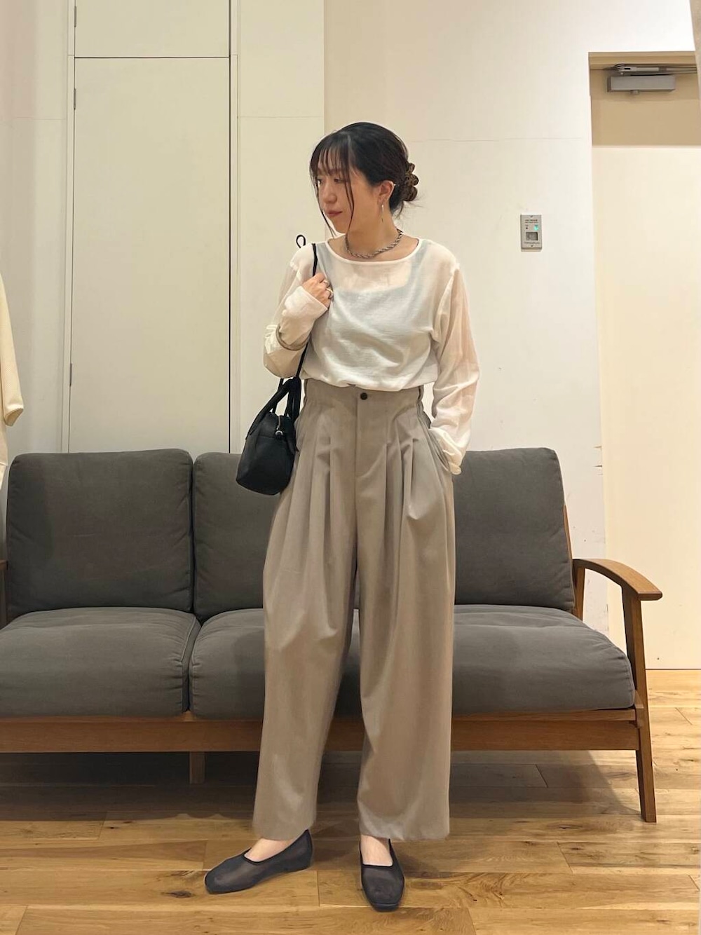 「大人カジュアル、urbanresearchdoors、ママコーデ、アーバンリサーチドアーズ、newarrival、40代、旅行コーデ、骨格ウェーブ、骨格ウェーブ×パンツ、トレンドシャツ」｜「URBAN RESEARCH DOORSのコットンシアーTブラウス（シャツ/ブラウス、ホワイト系）」を使った、りょーこさん（レディース・163cm）の春コーディネートの1枚目の写真