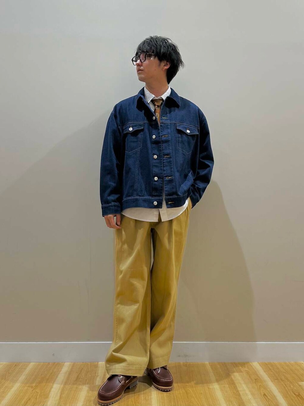 ブラウン系のネクタイ、ベージュ系のその他パンツ、レッド系のモカシン/デッキシューズを着用したメンズの秋コーディネートの1枚目の写真
