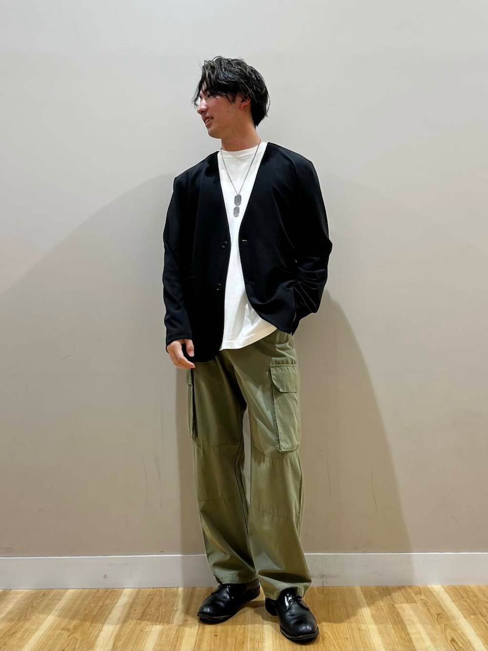 グリーン系のその他パンツ、ブラック系のその他アウターを着用したメンズの春コーディネートの1枚目の写真