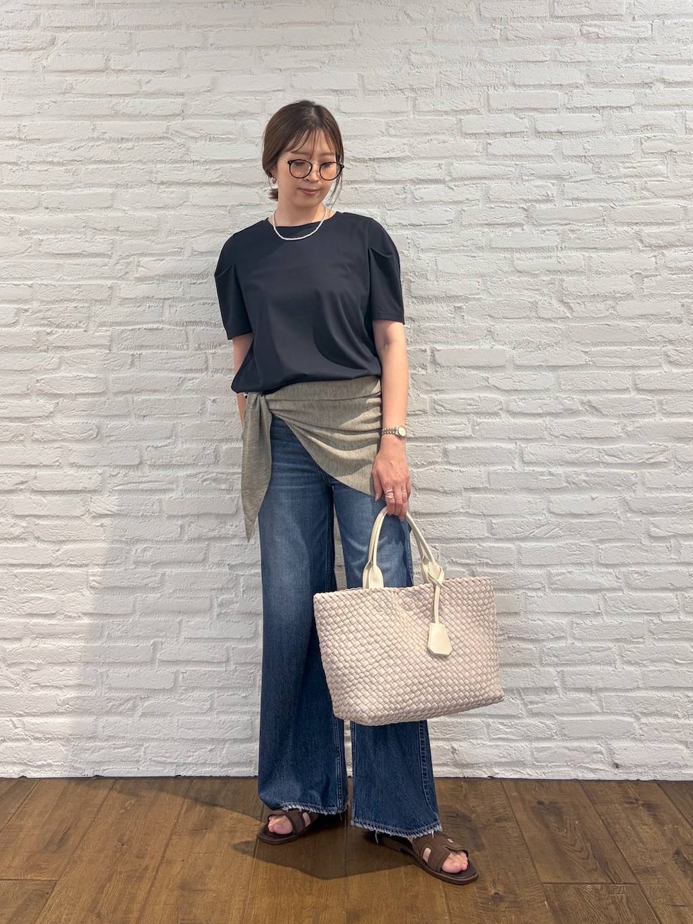 ブルー系のTシャツ/カットソー、ブルー系のデニムパンツ、ブラック系のメガネを着用したレディースの夏コーディネートの1枚目の写真