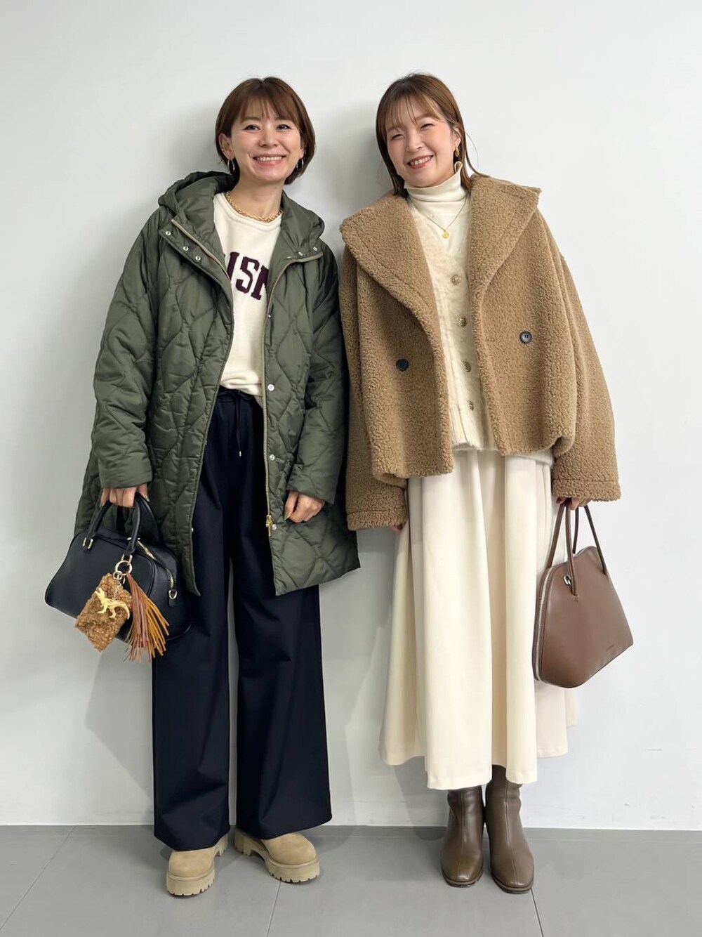 イエロー系のピーコート、ブラウン系のトートバッグ、グリーン系のブルゾンを着用したレディースの冬コーディネートの1枚目の写真