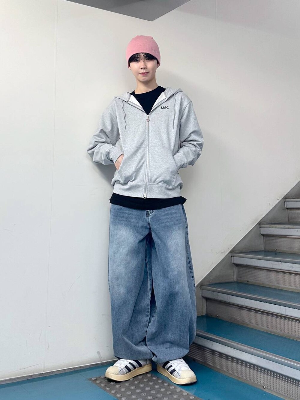 「韓国系、オーバーサイズ、高身長、ALAND、ストリート、デニムパンツ、パーカー、春コーデ」｜「NOT4NERDの【UNISEX】NOT4NERD／バルーンデニム  2109385（デニムパンツ、ブルー系）」を使った、dnjsl2l8さん（メンズ・178cm）の春コーディネートの1枚目の写真