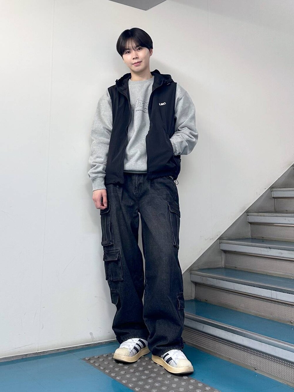 「韓国系、オーバーサイズ、高身長、ALAND、ストリート、カジュアル、ベスト、デニムパンツ」｜「NOT4NERDの【UNISEX】NOT4NERD／ダーティカーゴデニム  2109380（デニムパンツ、ブラック系）」を使った、dnjsl2l8さん（メンズ・178cm）の春コーディネートの1枚目の写真