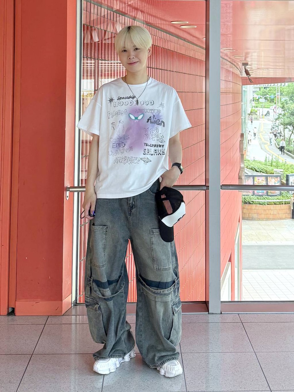 ホワイト系のTシャツ/カットソー、ブルー系のカーゴパンツ、ブラック系のキャップを着用したメンズの夏コーディネートの1枚目の写真