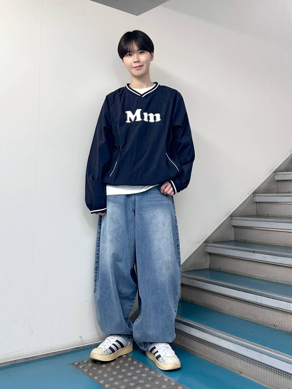 「スポーティ、ストリート、デニムパンツ、春コーデ、韓国系、オーバーサイズ、高身長、ALAND」｜「NOT4NERDの【UNISEX】NOT4NERD／バルーンデニム  2109385（デニムパンツ、ブルー系）」を使った、dnjsl2l8さん（メンズ・178cm）の冬コーディネートの1枚目の写真