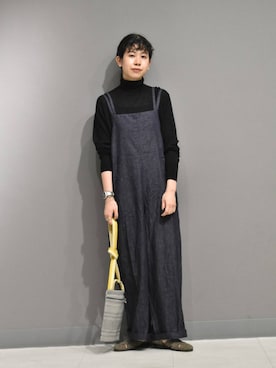 「アイテム（サロペット/オーバーオール、ブルー系）」を使った、おふじさん（レディース・161cm）の秋コーディネート