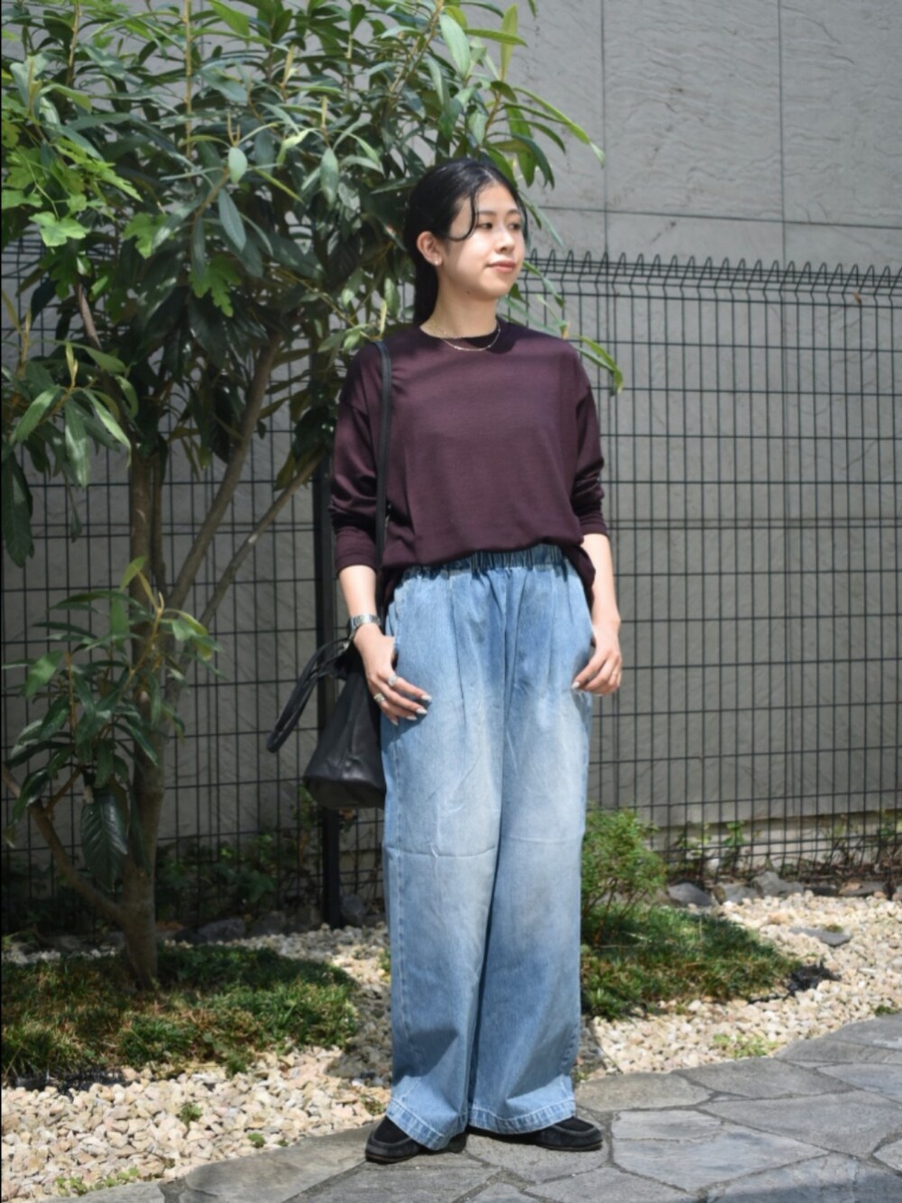 ブラウン系のTシャツ/カットソー、ブルー系のデニムパンツ、ブルー系のデニムパンツを着用したレディースの秋コーディネートの1枚目の写真