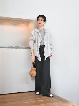 「かぐれ（カグレ）のライトリネンフリルカラーシャツ（シャツ/ブラウス、グレー系）」を使った、おふじさん（レディース・161cm）の夏コーディネート