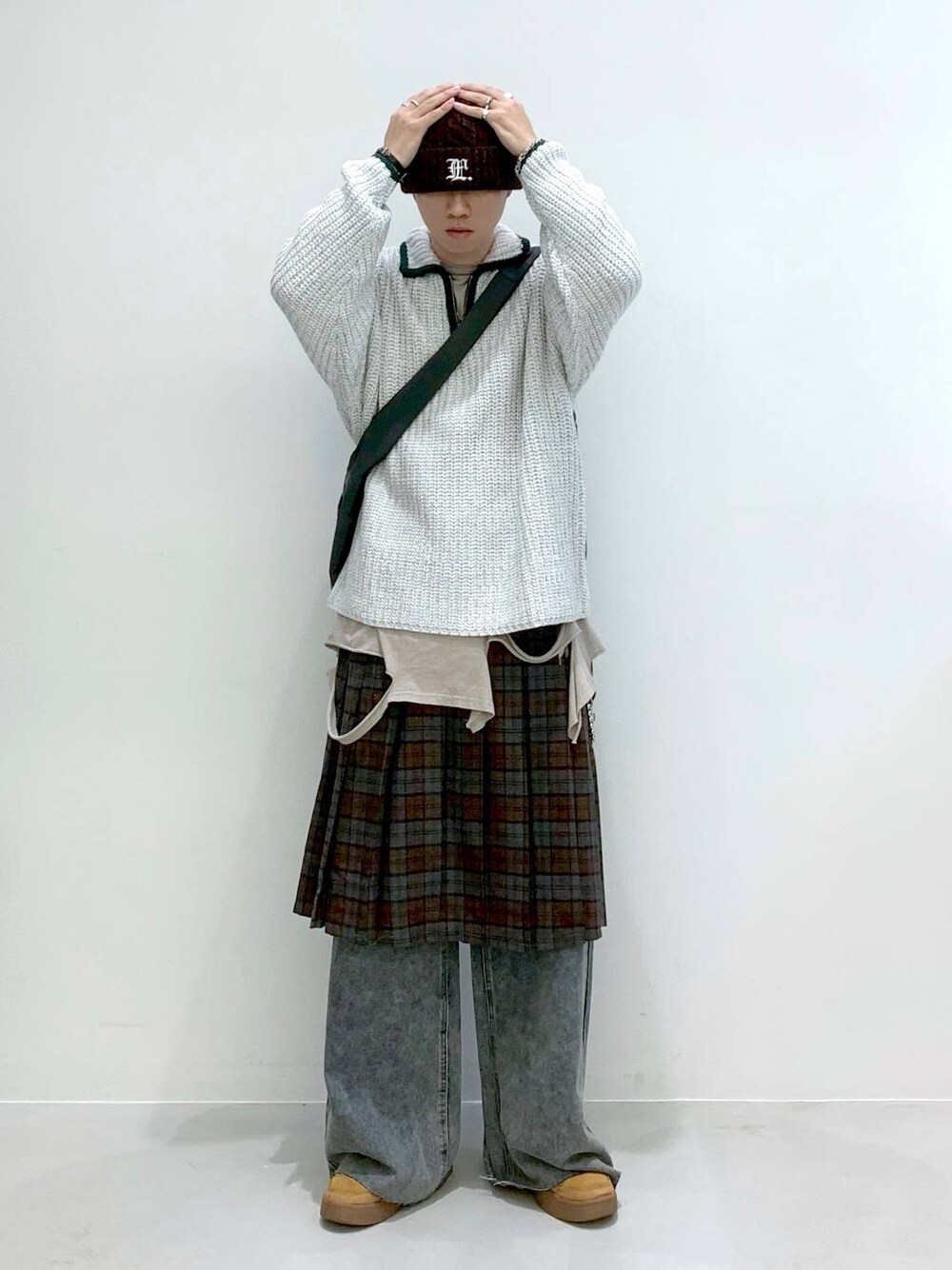 「韓国系、個性派、ストリート、ROMANTIC CROWN、スカート、デニムパンツ、カジュアル、カジュアルコーデ、秋コーデ、秋冬新作、秋服準備はじめました、チェック、ニット、ニット帽」｜「3.3 Field Trip の3.3 Field Trip／ナイロンバッグ（ショルダーバッグ、ブラック系）」を使った、みんみんさん（メンズ・173cm）の秋コーディネートの1枚目の写真