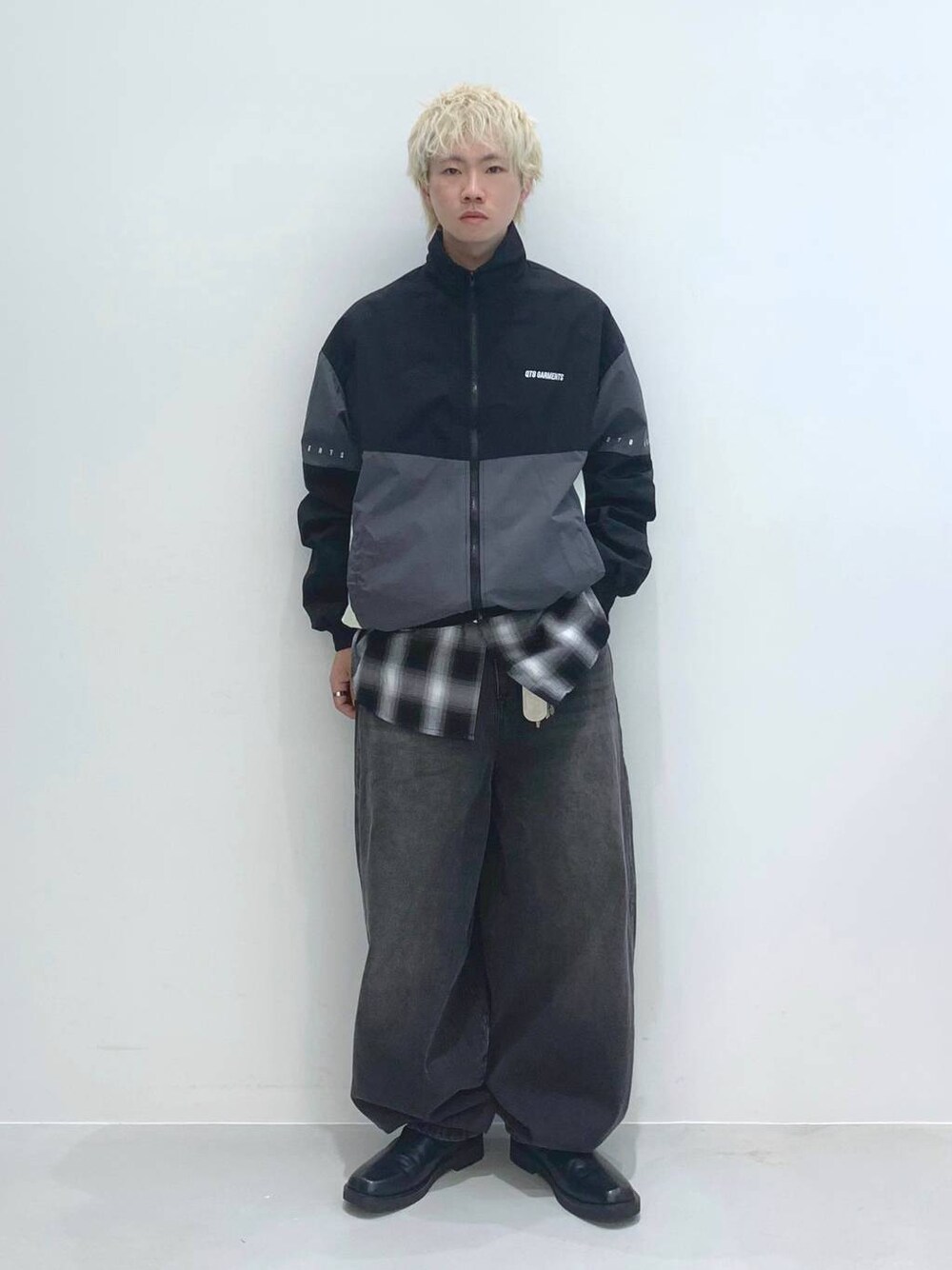 「春アウター、韓国系、個性派、ストリート、ブーツ、シャツ、チェック、デニムパンツ、ワイドパンツ、ゆったり、オーバーサイズ、トラックジャケット、QT8、カジュアル、スポーティ」｜「3.3 Field Trip の3.3 Field Trip／サイドジップブーツ 2103658（ブーツ、ブラック系）」を使った、みんみんさん（メンズ・173cm）の春コーディネートの1枚目の写真