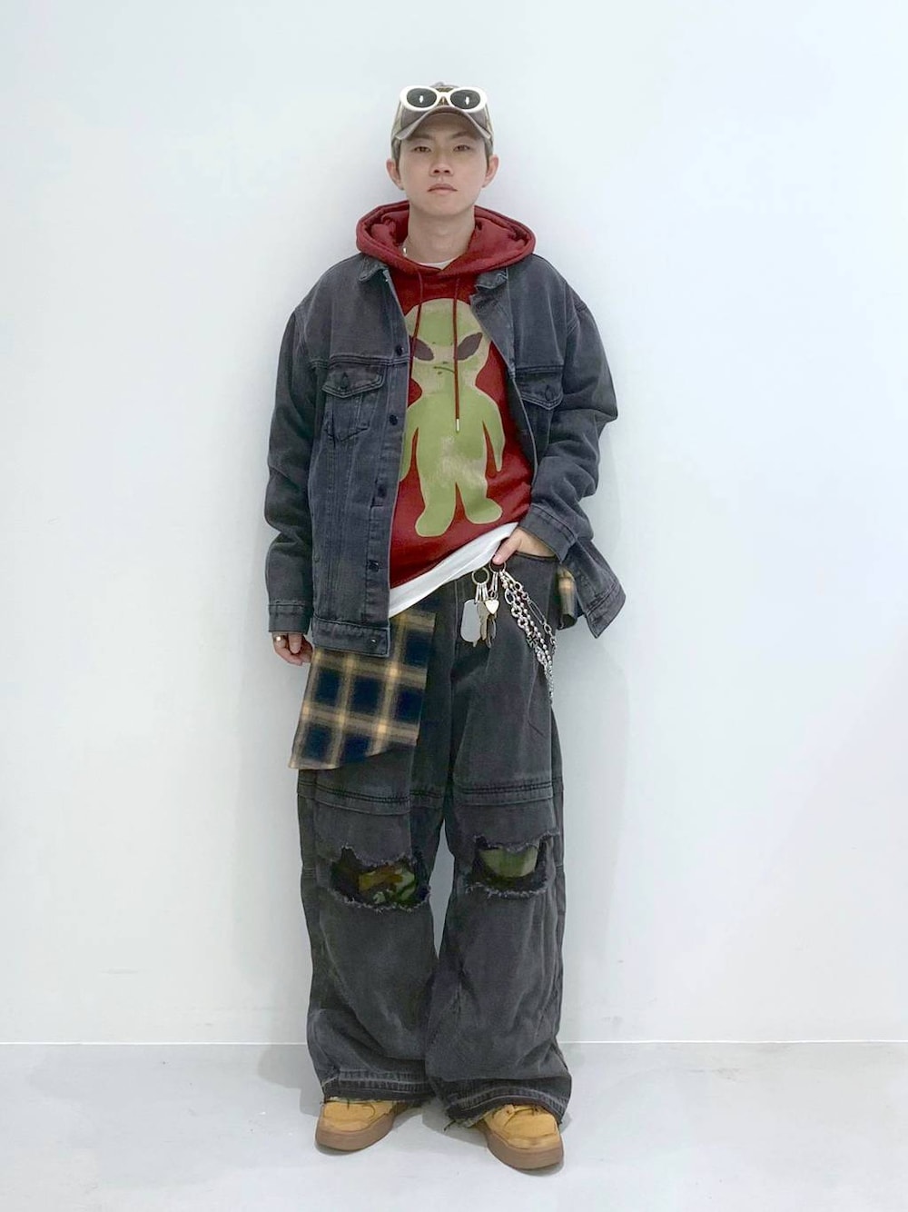 「韓国系、個性派、ストリート、Tシャツ、パーカー、デニムパンツ、デニムジャケット、カジュアル、カジュアルコーデ、チェック、シャツ、冬コーデ、秋コーデ、秋冬新作、レイヤードスタイル」｜「NOT4NERDの【UNISEX】NOT4NERD／Thorn Logo Tee 2126633（Tシャツ/カットソー、ホワイト系）」を使った、みんみんさん（メンズ・173cm）の秋コーディネートの1枚目の写真