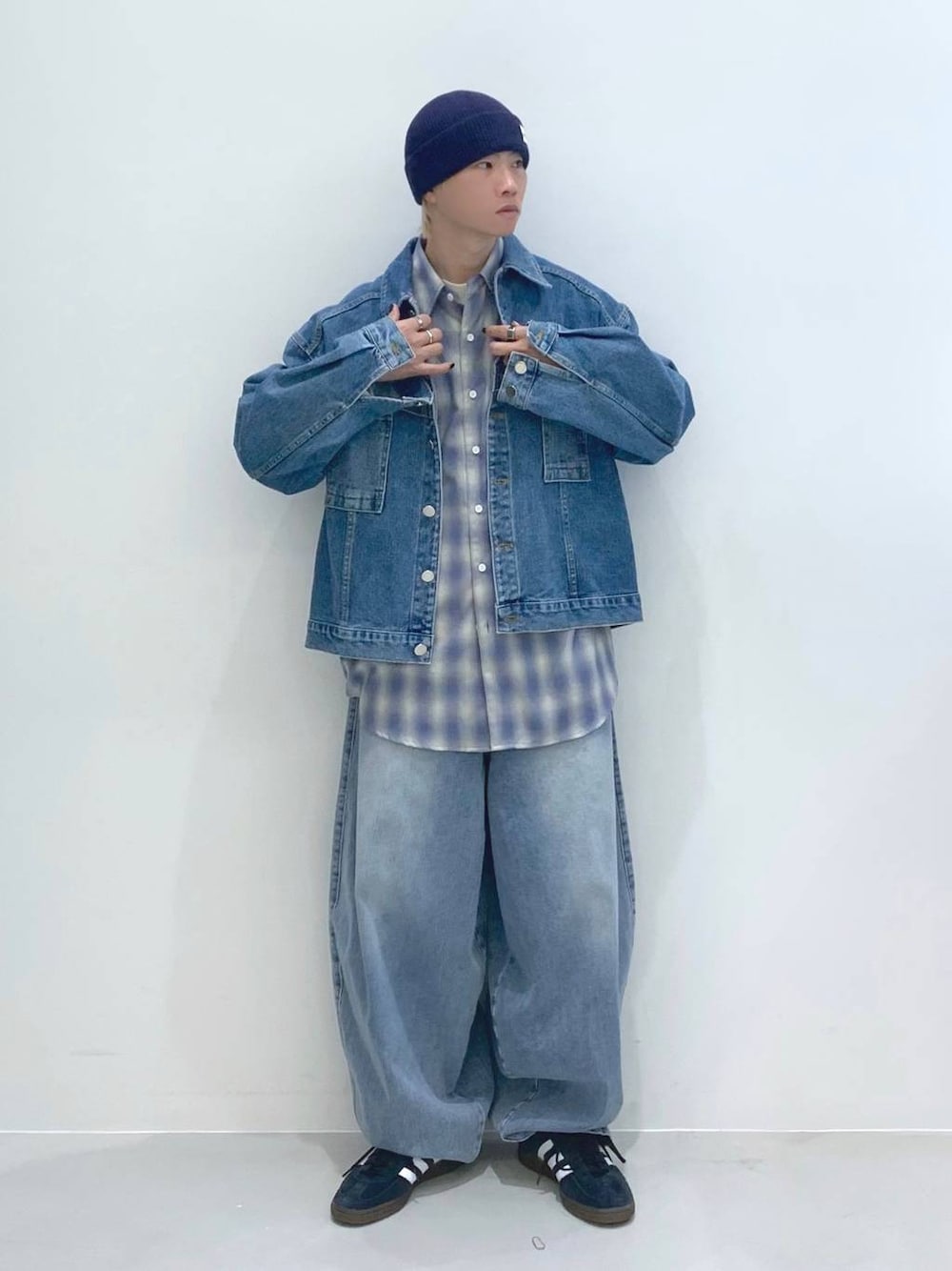 「韓国系、個性派、ストリート、デニムパンツ、デニムジャケット、セットアップ、シャツ、ジャケット、カジュアル、春コーデ、LA MER MA MAISON、スニーカー、ALAND、ショルダーバッグ、バッグ」｜「3.3 Field Trip の【UNISEX】3.3 Field Trip／ムーンショルダーBAG  2103662（ショルダーバッグ、ベージュ系）」を使った、みんみんさん（メンズ・173cm）の春コーディネートの1枚目の写真
