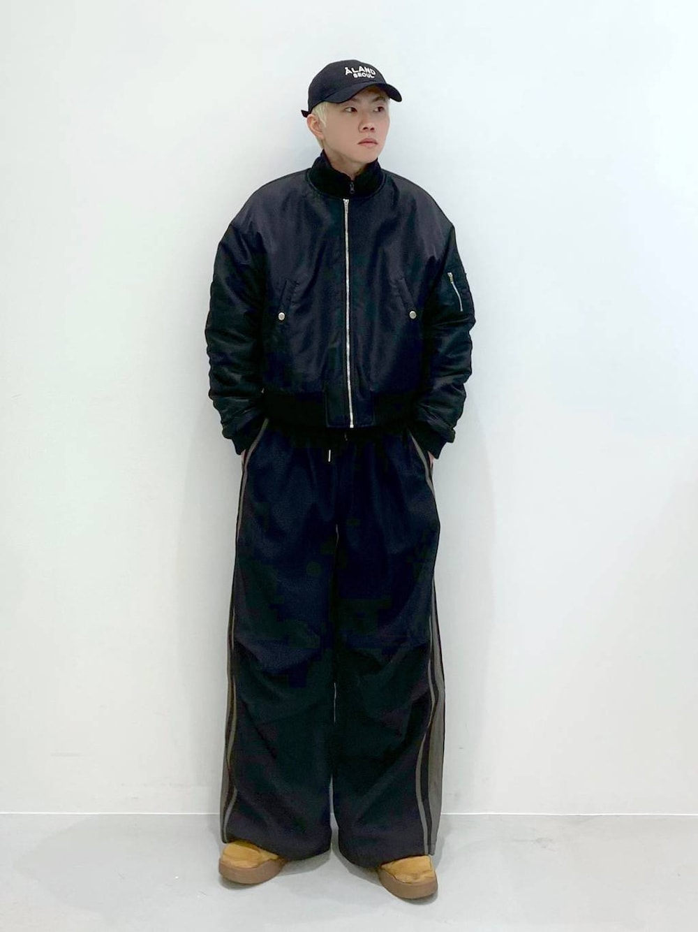 「ALAND、韓国系、ストリート、ワイドパンツ、スポーティ、MA-1、ニット、カーディガン、キャップ、秋コーデ、ショート丈、トラックパンツ、モノトーン、ブラックコーデ、春コーデ」｜「3.3 Field Trip の3.3 Field Trip／ショートジップニットカーデ（カーディガン/ボレロ、ブラック系）」を使った、みんみんさん（メンズ・173cm）の冬コーディネートの1枚目の写真