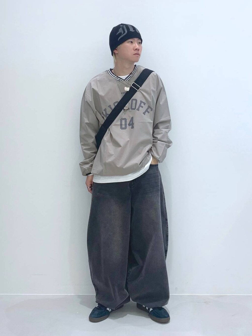 「韓国系、個性派、ストリート、カジュアル、デニムパンツ、ワイドパンツ、ショルダーバッグ、ニット帽、NASTYKICK、MIDNIGHT MOVE、スニーカー、春コーデ」｜「3.3 Field Trip の【UNISEX】3.3 Field Trip／ムーンショルダーBAG  2103662（ショルダーバッグ、ブラック系）」を使った、みんみんさん（メンズ・173cm）の冬コーディネートの1枚目の写真