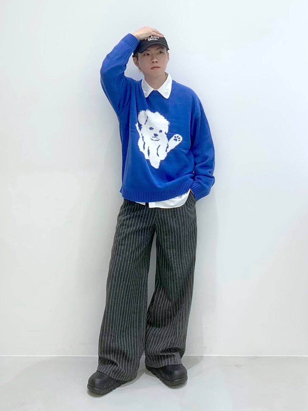「韓国系、ストリート、ニット、きれいめ、きれいめカジュアル、キャップ、大人カジュアル、スラックス、ストライプパンツ」｜「3.3 Field Trip の3.3 Field Trip／パイピングシャツ（シャツ/ブラウス、ホワイト系）」を使った、みんみんさん（メンズ・173cm）の冬コーディネートの1枚目の写真