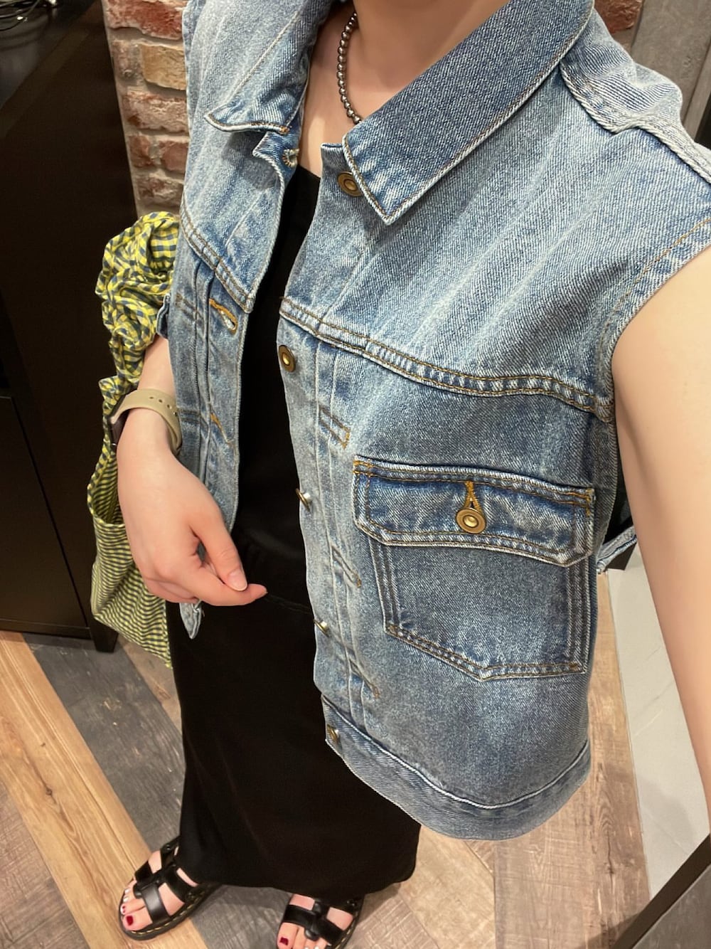 ブラック系のサンダル、ブルー系のデニムジャケット、ブラック系のスカートを着用したレディースの秋コーディネートの1枚目の写真