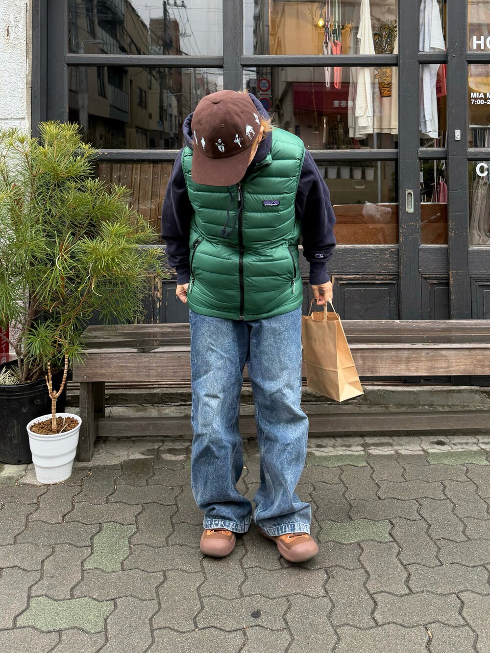 patagoniaのダウンベスト（グリーン系）を使った人気ファッション