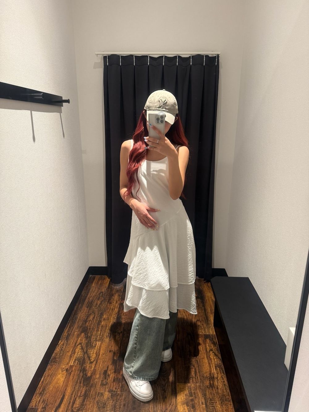 「ティアードワンピース、ワンピースコーデ、デニムパンツ、レイヤードコーデ、outfit、ootd」｜「ANAPのティアード キャミワンピース（ワンピース、ホワイト系）」を使った、Shihoさん（骨格ウェーブ・レディース・169cm）の春コーディネートの1枚目の写真