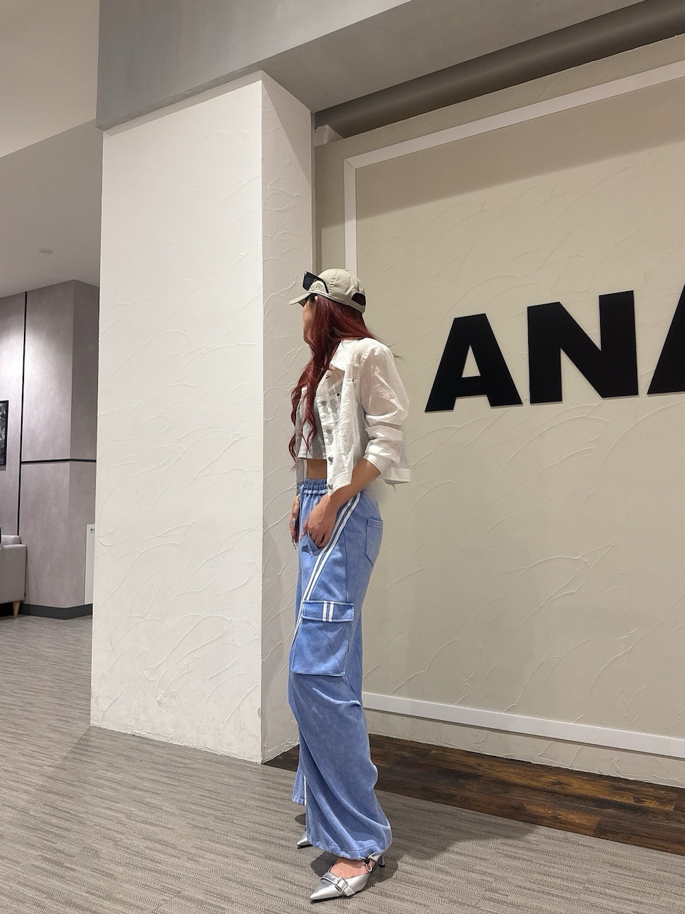 「スウェットコーデ、カーゴパンツ、ブルーコーデ、シャツコーデ、キャップコーデ、outfit、ootd、高身長コーデ、春コーデ」｜「ANAPのウォッシュ加工 ライン スウェット カーゴパンツ（カーゴパンツ、ブルー系）」を使った、Shihoさん（骨格ウェーブ・レディース・169cm）の春コーディネートの1枚目の写真