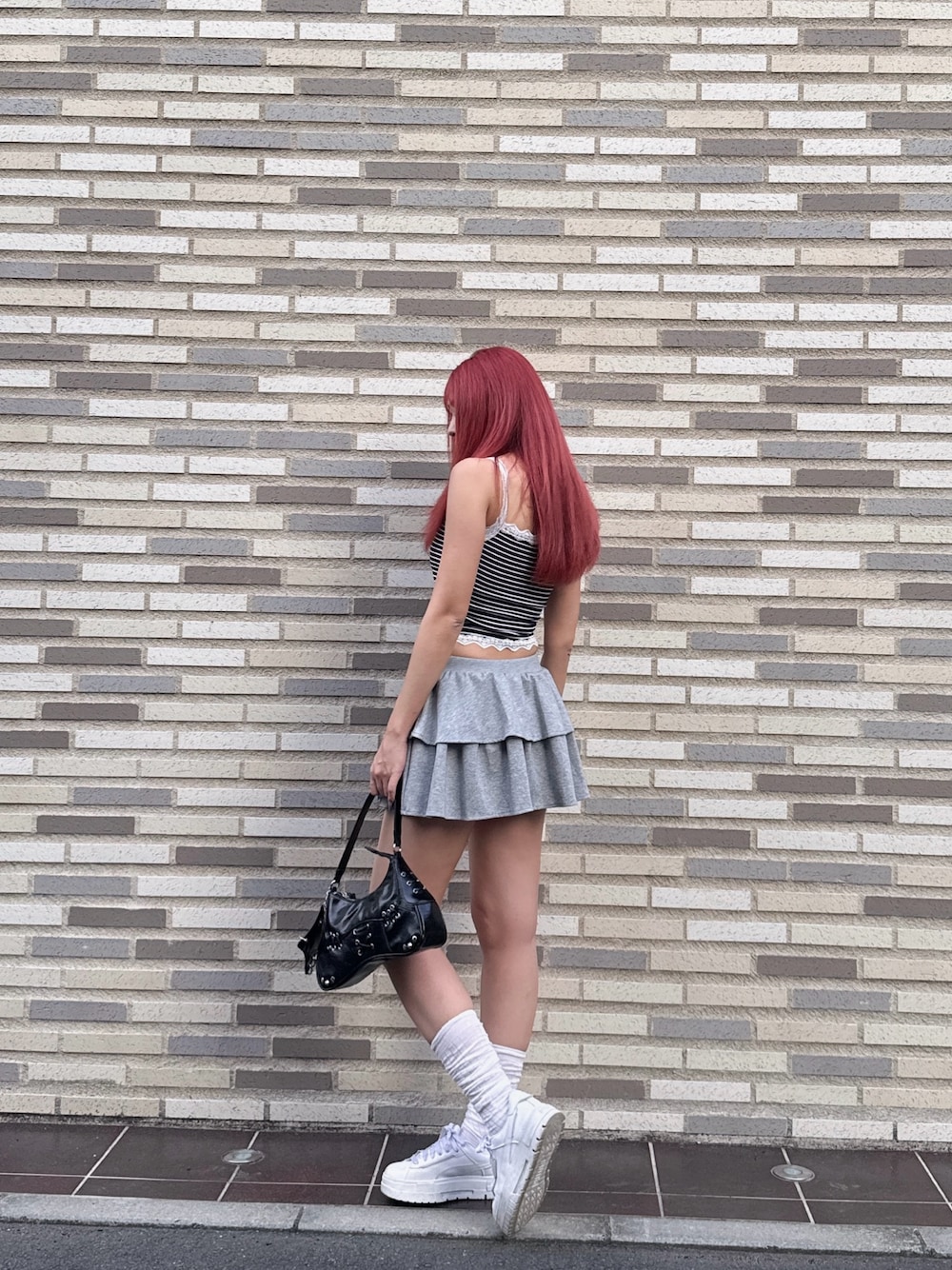 「ガーリーコーデ、ティアードスカート、スウェットスカート、レーストップス、キャミソール、韓国ファッション、ootd、outfit」｜「ANAPのハトメデザインチャーム付き ハンドバック（ハンドバッグ、ブラック系）」を使った、Shihoさん（骨格ウェーブ・レディース・169cm）の夏コーディネートの1枚目の写真
