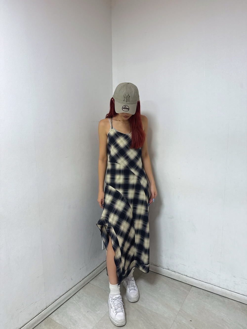 「ootd、outfit、チェック、ワンピース、キャップコーデ、大人カジュアル、夏コーデ」｜「ANAPのチェック柄 アシメ フレア キャミワンピース（ワンピース、ブルー系）」を使った、Shihoさん（骨格ウェーブ・レディース・169cm）の夏コーディネートの1枚目の写真