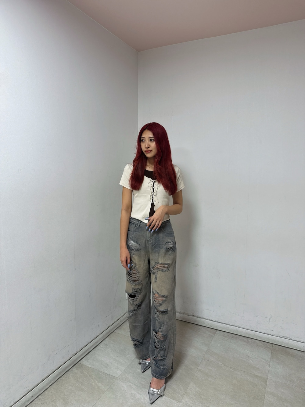 「ダメージデニムパンツ、レイヤードコーデ、春夏コーデ、ブラウンコーデ、ootd、outfit、高身長コーデ」｜「ANAPのハイダメージデニム（デニムパンツ、ブルー系）」を使った、Shihoさん（骨格ウェーブ・レディース・169cm）の夏コーディネートの1枚目の写真