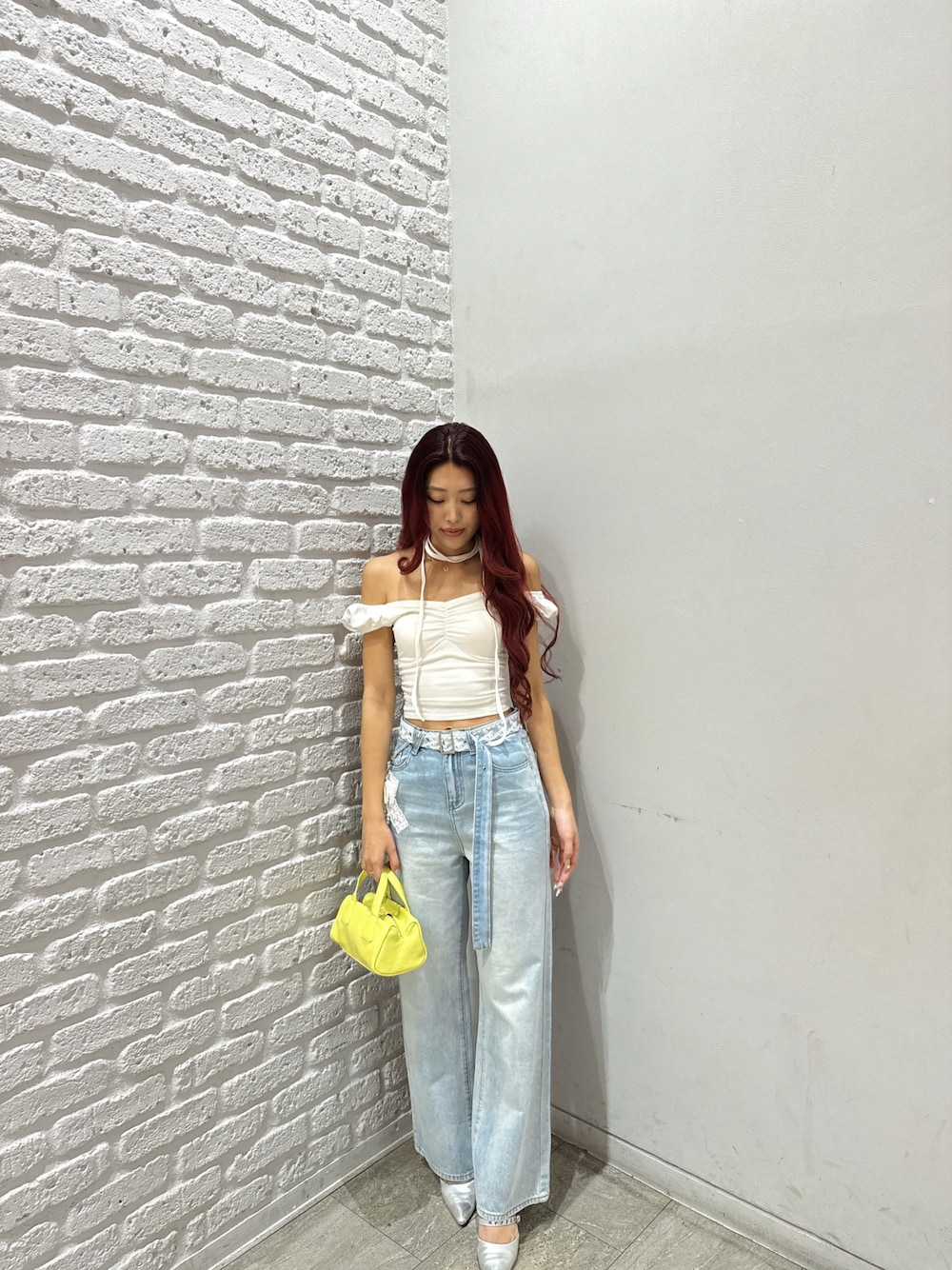 「春コーデ、カジュアルガーリー、オフショル、デニムパンツ、outfit」｜「ANAPの2WAYタンクトップ（Tシャツ/カットソー、ブラック系）」を使った、Shihoさん（骨格ウェーブ・レディース・169cm）の春コーディネートの1枚目の写真