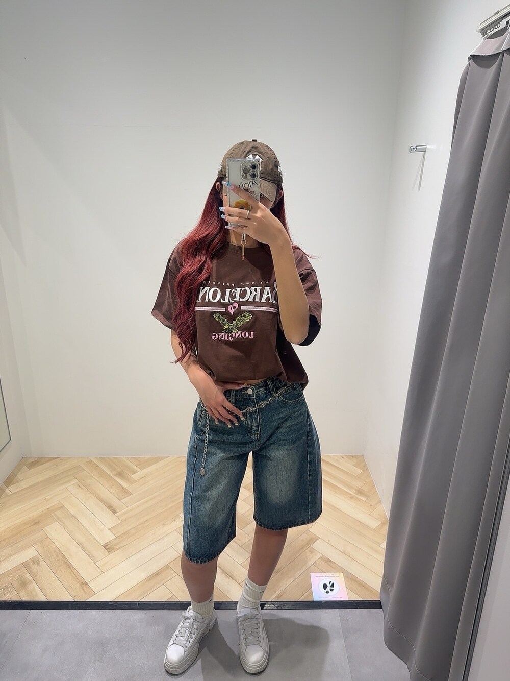 「カジュアルコーデ、Tシャツ×デニム、ブラウンコーデ、outfit」｜「ANAPのBARCELONA イーグル 刺繍ロゴ tシャツ（Tシャツ/カットソー、ブラウン系）」を使った、Shihoさん（骨格ウェーブ・レディース・169cm）の春コーディネートの1枚目の写真