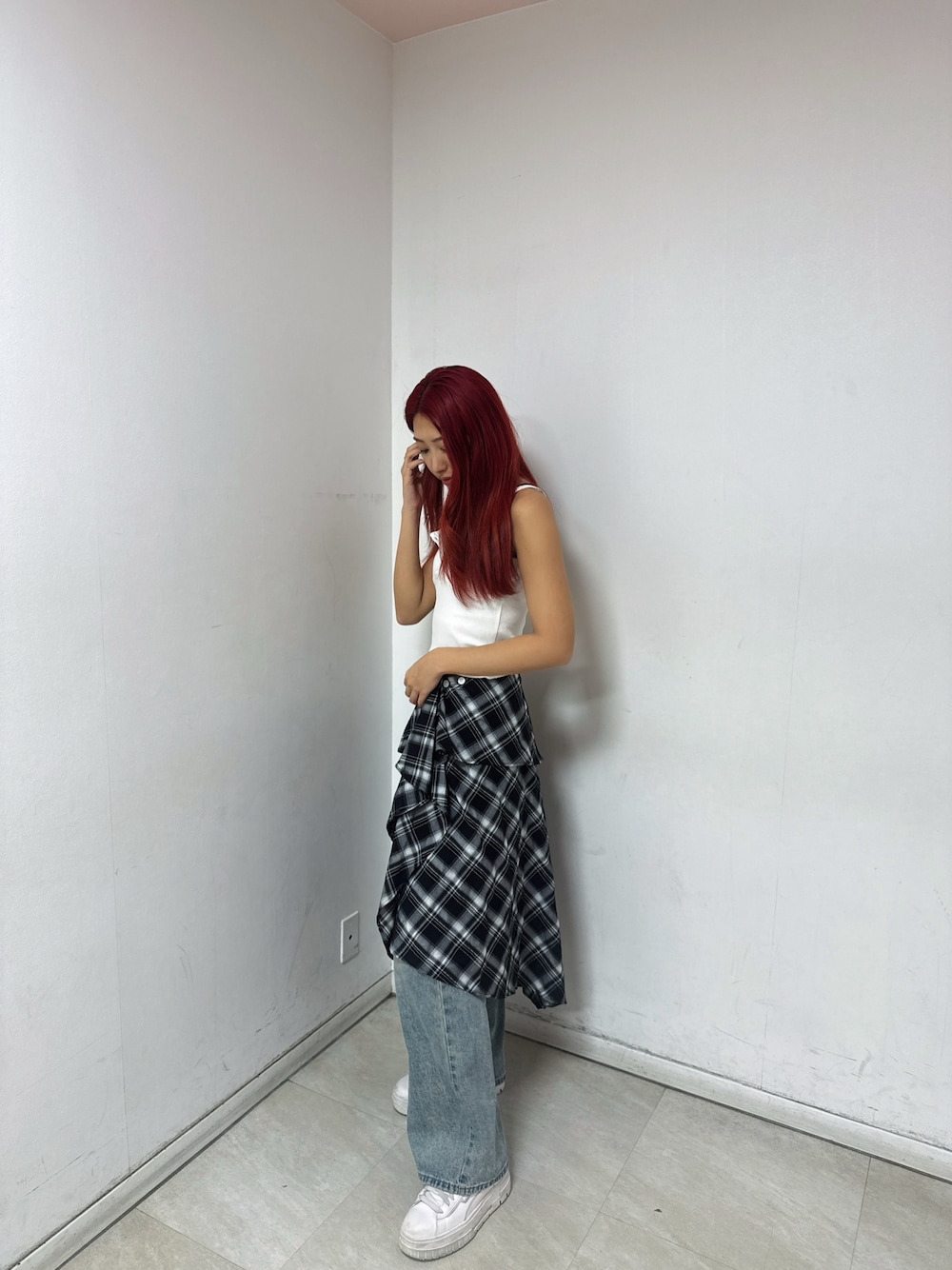 「ootd、カジュアルコーデ、レイヤードコーデ、デニムパンツ、チェックスカート、outfit、streetstyle」｜「ANAPのチェック ラップ風 フレア スカート（スカート、ブラック系）」を使った、Shihoさん（骨格ウェーブ・レディース・169cm）の夏コーディネートの1枚目の写真