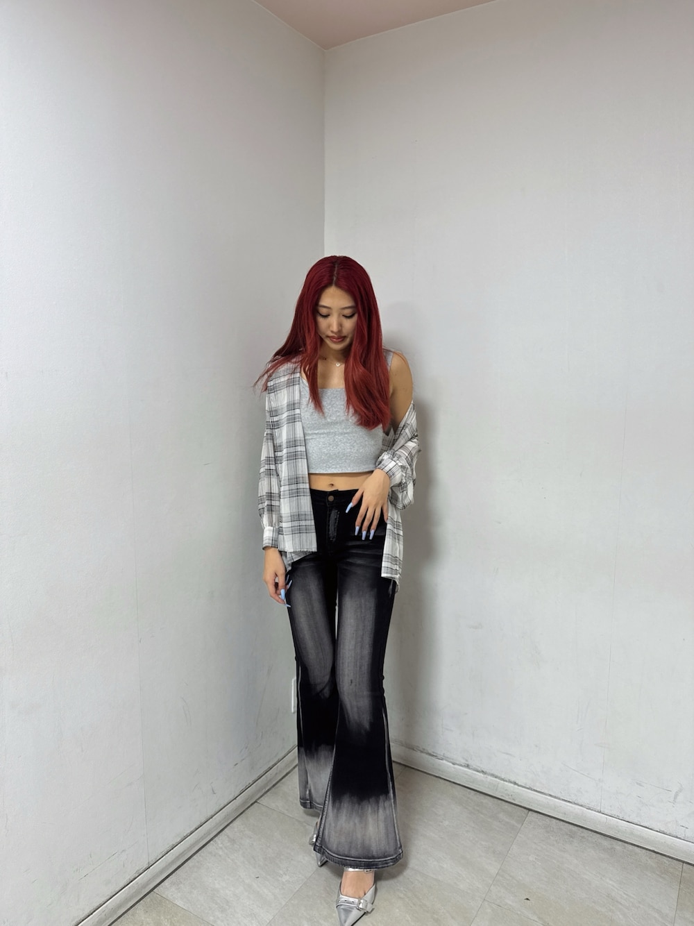 「チェックシャツ、フレアパンツ、モノトーンコーデ、ootd、outfit、グラデーションデニム、春コーデ、高身長コーデ」｜Shihoさん（骨格ウェーブ・レディース・169cm）の夏コーディネートの1枚目の写真