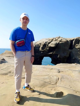 「海」｜「アイテム（チノパンツ）」を使った、張列可🇹🇼さん（メンズ・179cm）の秋コーディネート